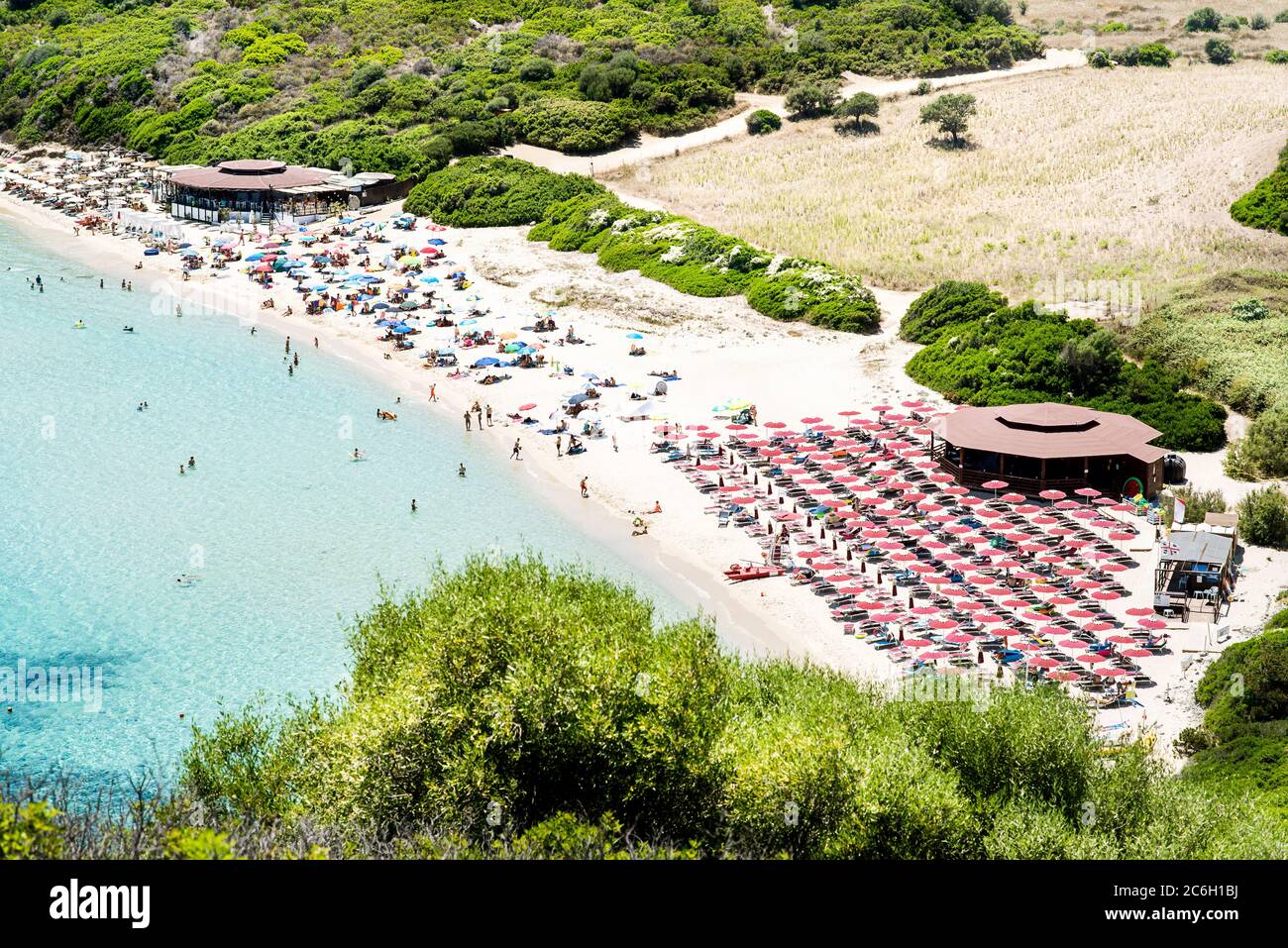 Sardegna e Mar Mediterraneo. Italia. Spiaggia Cala Monte Turno con turisti. Vista aerea dal Monte Turno. Foto Stock