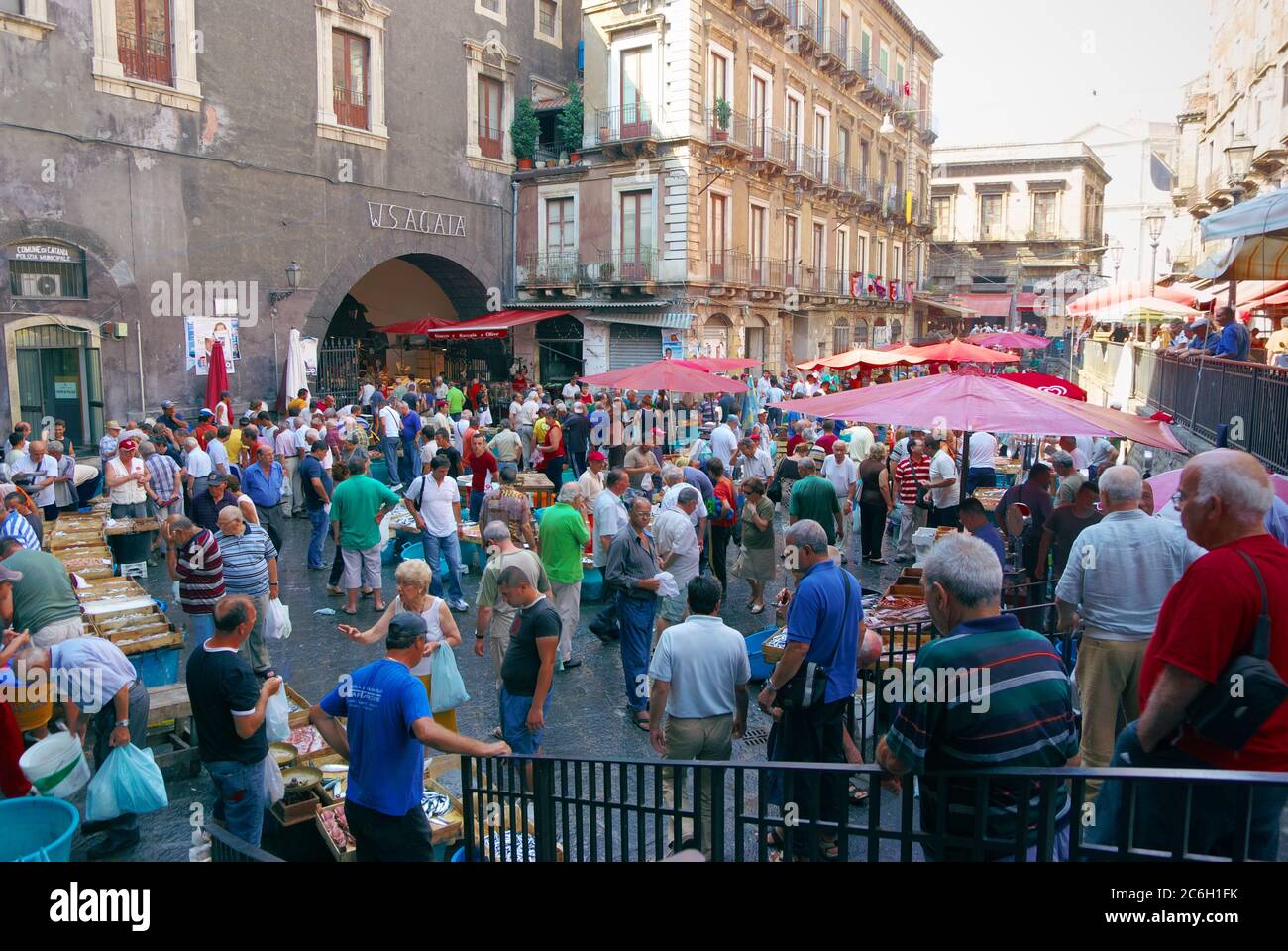 Il pittoresco mercato del pesce aperto nella Città Vecchia di Catania, affollato da pescatori e gente di Sicilia, è un punto di riferimento culturale per i viaggi turistici Foto Stock