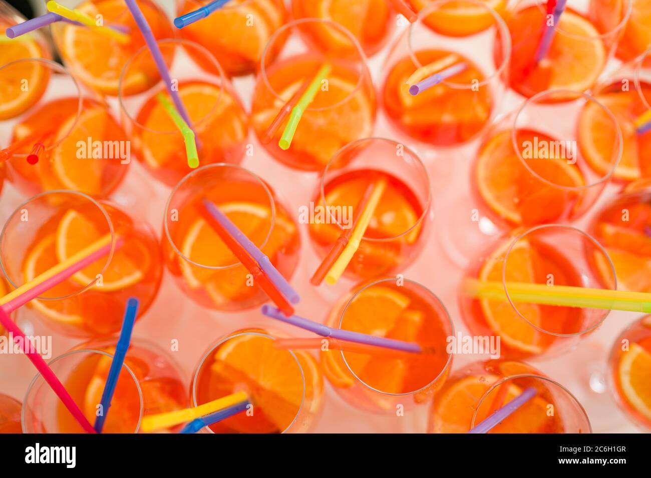 Numerosi bicchieri da cocktail Aperol Spritz con tubi in plastica Foto  stock - Alamy