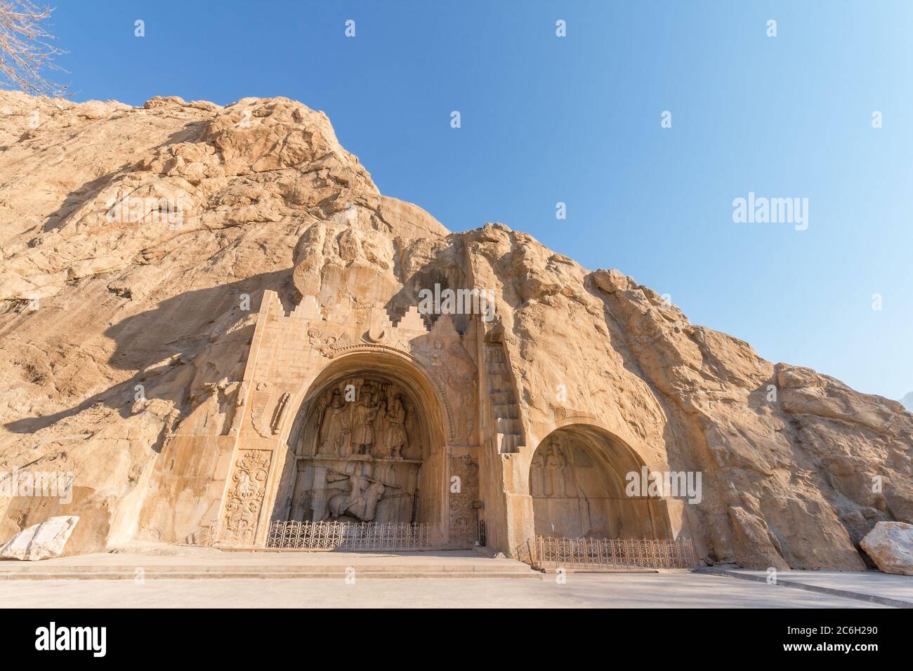 Intagliato nella roccia, posto con un diversi rilievi d'epoca della Persia sasanide di Persia. Stagione invernale, poco dopo l'alba. Foto Stock