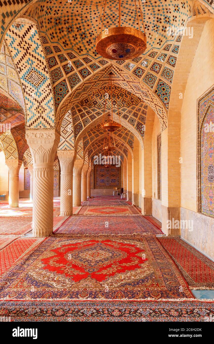 La Moschea Rosa o la Moschea Nasir al-Mulk (al-Molk), o Masjed-e Naseer ol Molk è una moschea tradizionale a Shiraz, costruita in luogo Goade-e-Araban nella vicina Foto Stock