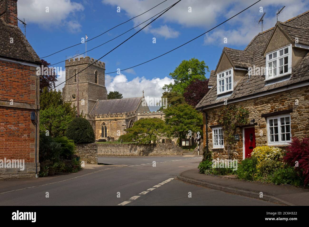 Cottage e chiesa in Steeple Aston Village, Oxfordshire, Inghilterra Foto Stock