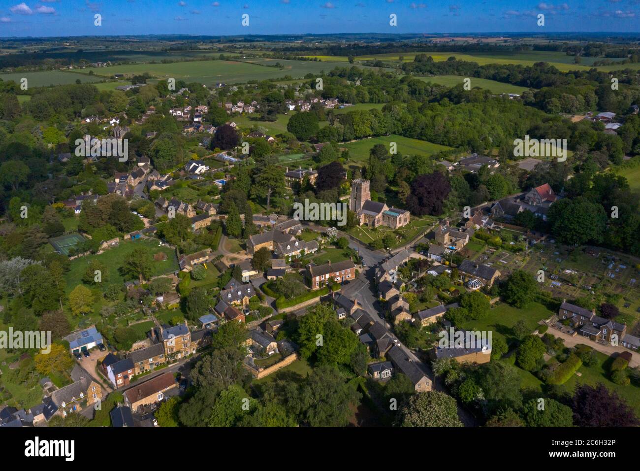 Steeple Aston villaggio dall'aria con la chiesa al centro, Oxfordshire, Inghilterra Foto Stock