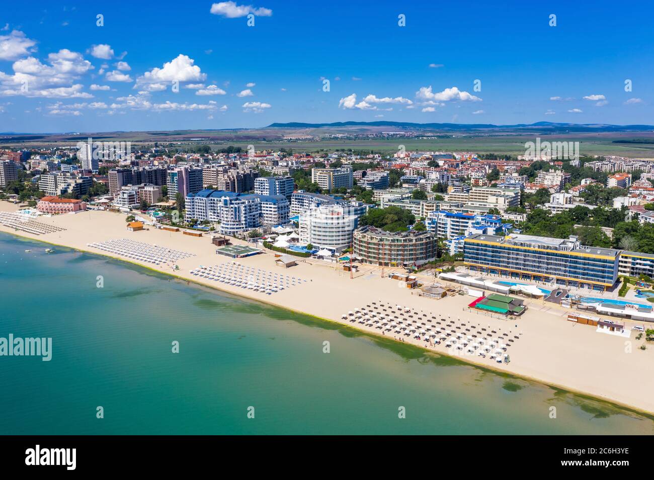 Vista aerea del drone verso la località balneare Sunny Beach sulla costa  bulgara del Mar Blak Foto stock - Alamy