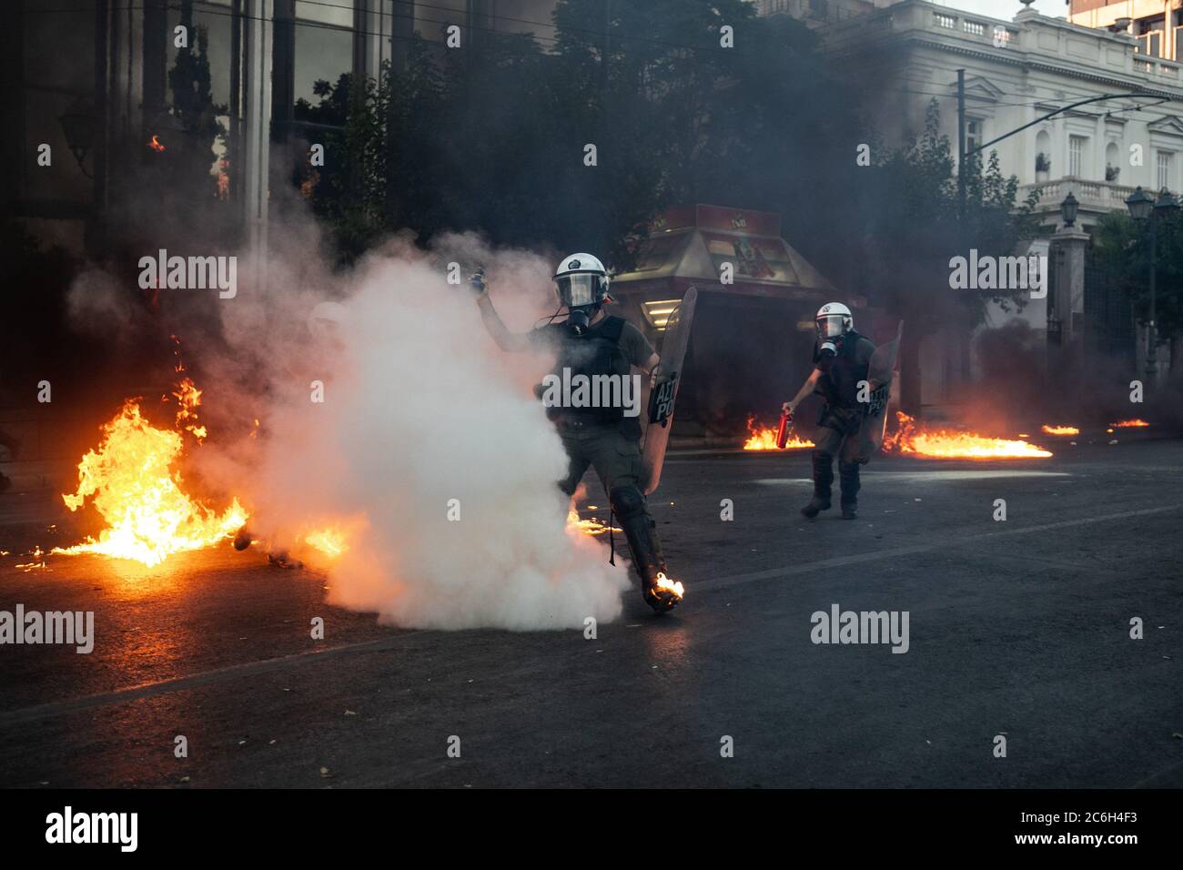 (200710) -- ATHENS, 10 luglio 2020 (Xinhua) -- gli agenti di polizia Riot rispondono alle bombe a benzina con gas lacrimogeno durante le proteste ad Atene, Grecia, 9 luglio 2020. Giovedì il parlamento greco ha approvato un disegno di legge che regolamenta le proteste pubbliche in occasione di proteste organizzate dai partiti di opposizione e dai sindacati. Circa 10,000 manifestanti hanno marciato nel centro della capitale Atene giovedì in tre manifestazioni separate organizzate dal partito radicale di sinistra SYRIZA, dall'Unione ombrello dei funzionari ADEDY e dal partito comunista greco KKE-affiliato PAME sindacato. PER ANDARE AVANTI con 'il parlamento greco ratifica il disegno di legge redu Foto Stock