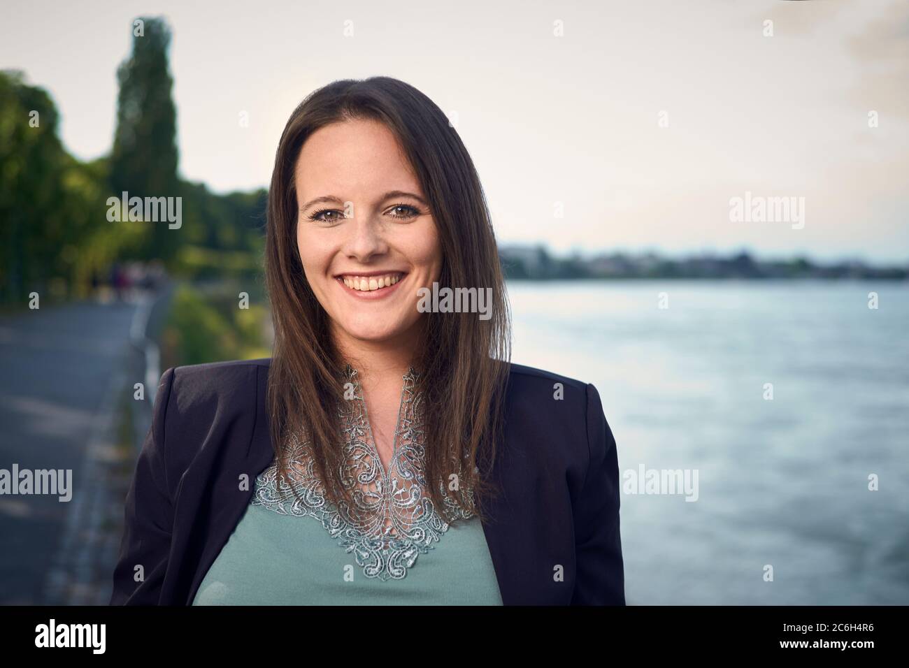 Jessica Rosenthal, Vorsitzende der SPD Bonn und NRW Juso Vorsitzende, an der Bonner Rheinpromenade am alten Bundestag Foto Stock