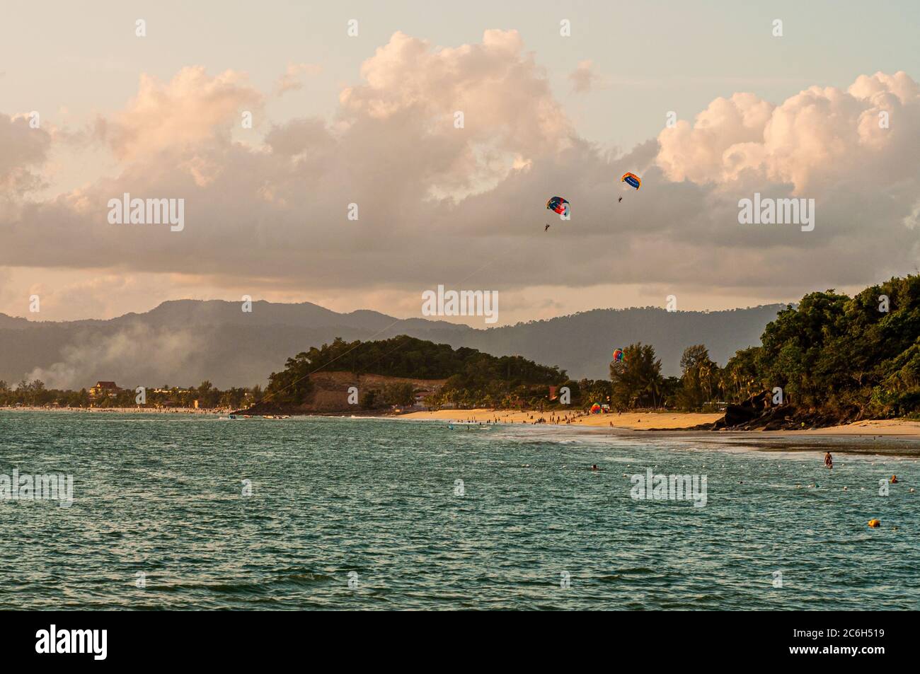 Parapendio che vola al tramonto sulla spiaggia di Langkawi Foto Stock