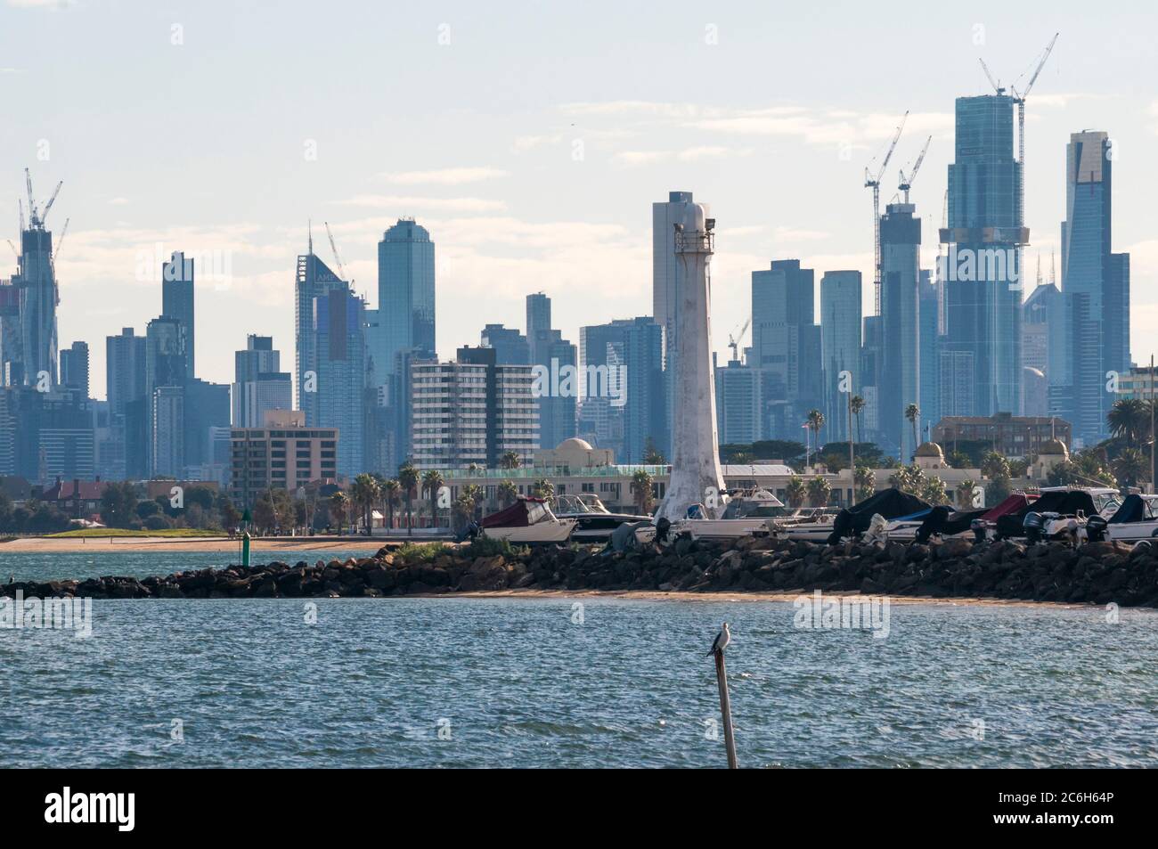 Vista del CBD di Melbourne da St Kilda Marina sulla Port Phillip Bay, Victoria, Australia Foto Stock