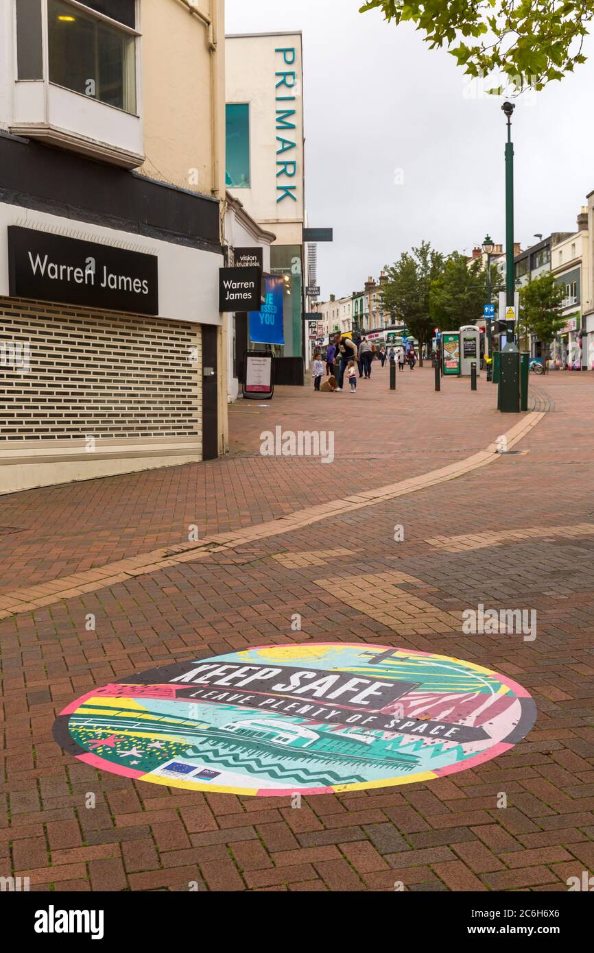 Mantenetevi al sicuro e lasciate molta arte spaziale sulla pavimentazione della strada dello shopping a Bournemouth, Dorset UK nel mese di luglio - Coronavirus Covid-19 allentamento delle restrizioni Foto Stock