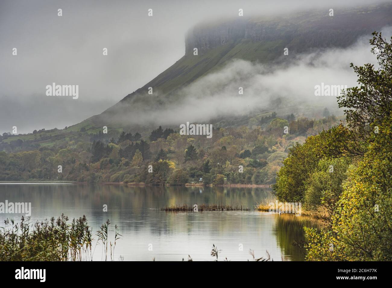 Le basse nuvole sopra Glencar Lough (lago) con l'iconica montagna verde Benbulbin che si erge nella nebbia o nebbia trasmette relax, concetto di calma - Sligo Foto Stock