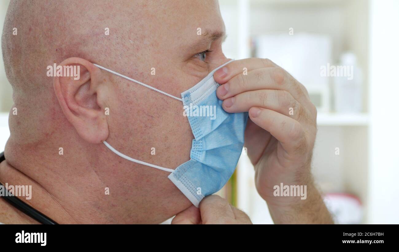 Medico che indossa maschera protettiva per il viso, persona medica con dispositivi di protezione in un ospedale in quarantena contro la pandemia COVID-19 Foto Stock