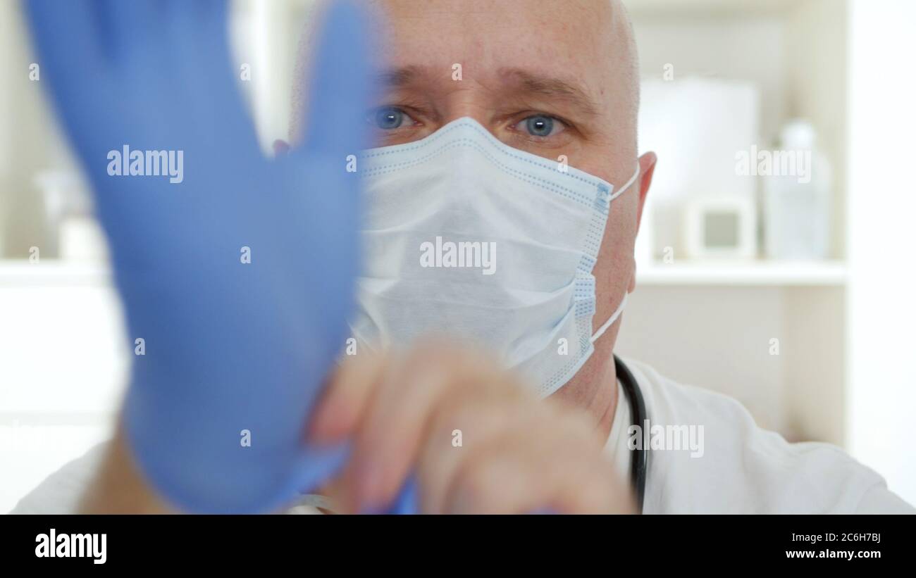 Medico che indossa maschera protettiva per il viso, persona medica con dispositivi di protezione in un ospedale in quarantena contro la pandemia COVID-19 Foto Stock