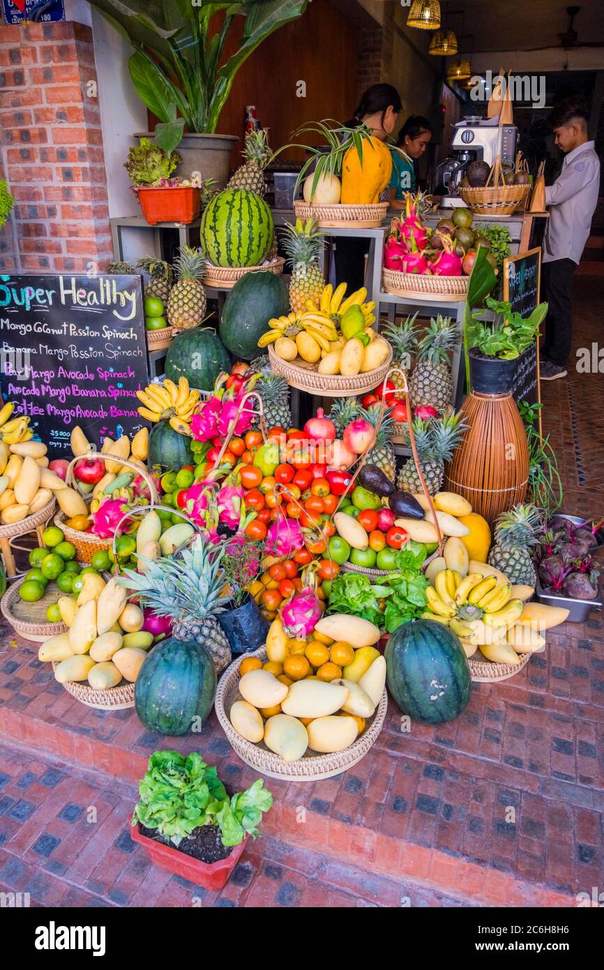 Frutta, succhi di frutta all'aperto, Rue Hengboun, centro di Vientiane, Laos Foto Stock