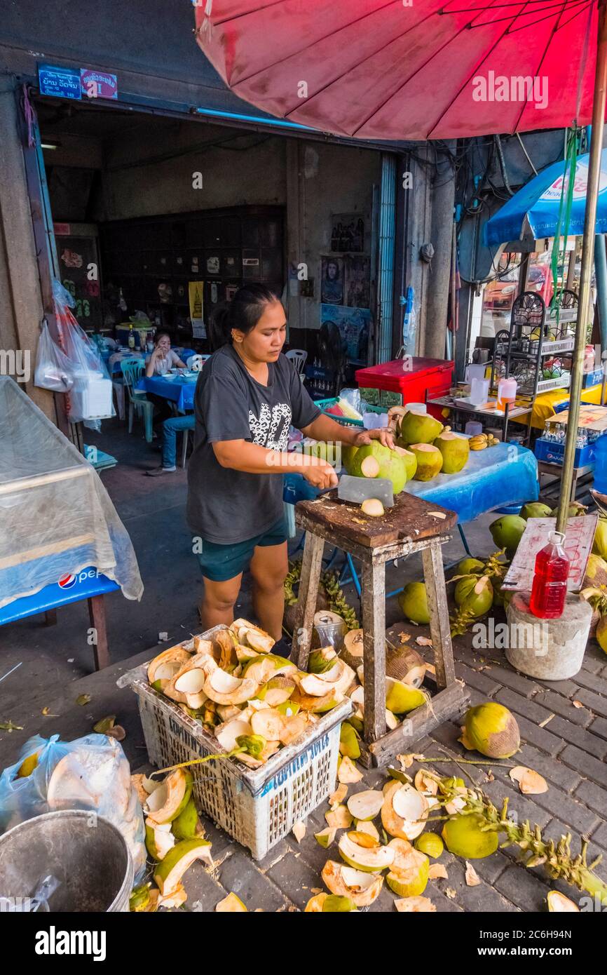 Venditore di cocco taglio aperto un cocco, Vientiane, Laos Foto Stock