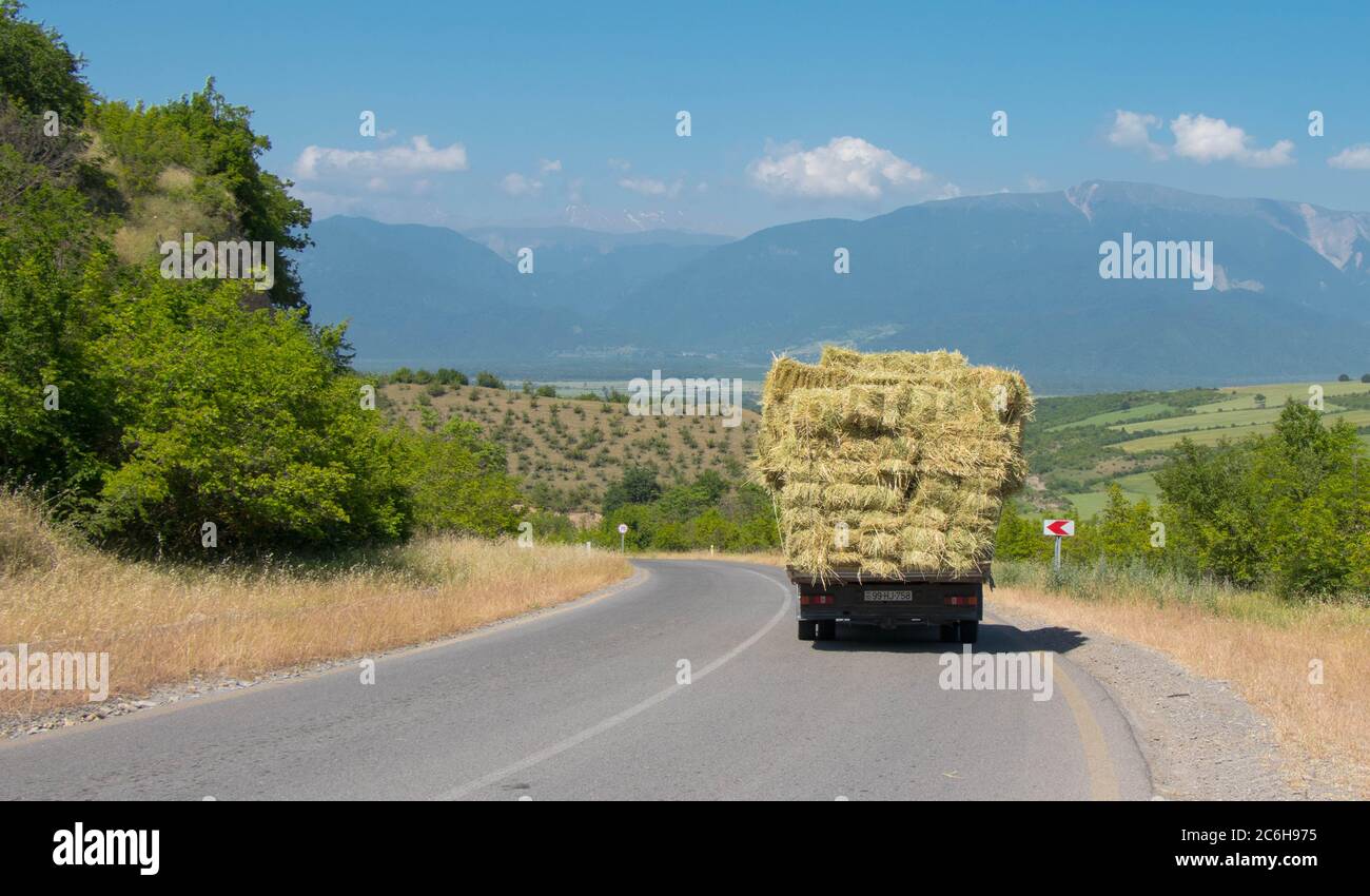 Il carrello porta rotoli di fieno. Ivanovka mountain villaggio di Ismailli  regione di Azerbaigian. Vita del villaggio Foto stock - Alamy