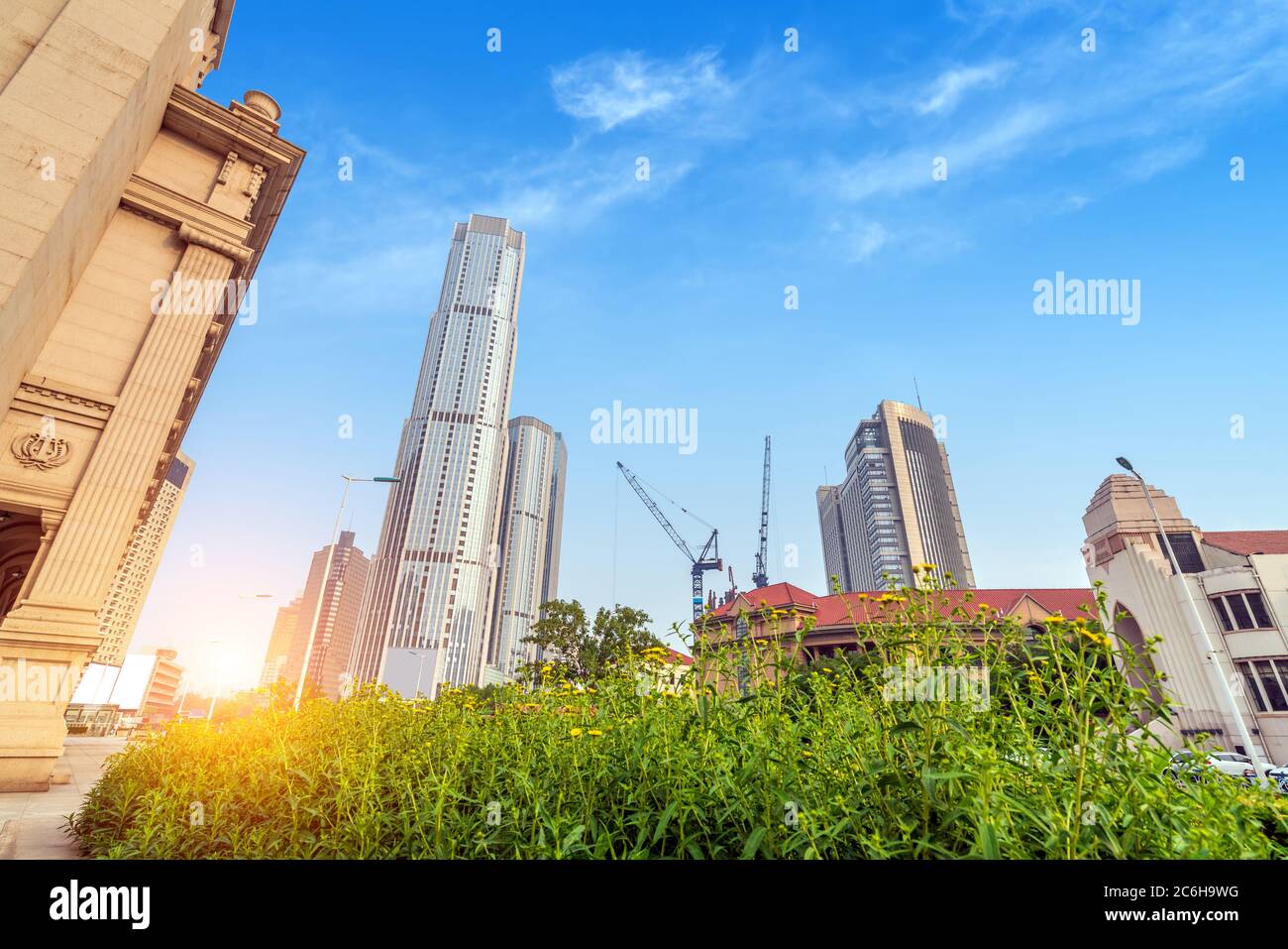 Il cinese e l'architettura occidentale sulla strada, Tianjin, Cina. Foto Stock