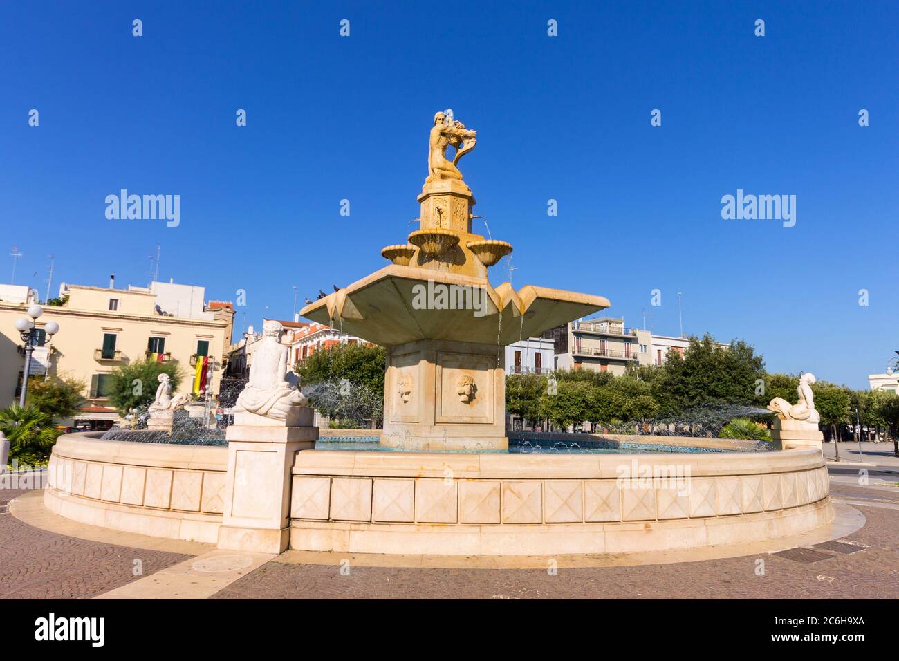 Italia, Puglia, Mola di Bari, fontana in Piazza XX settembre. Foto Stock