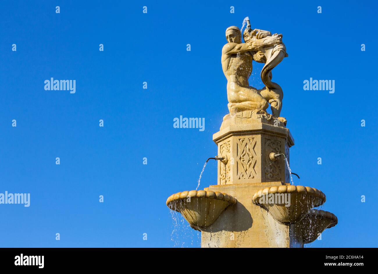 Italia, Puglia, Mola di Bari, fontana in Piazza XX settembre. Foto Stock