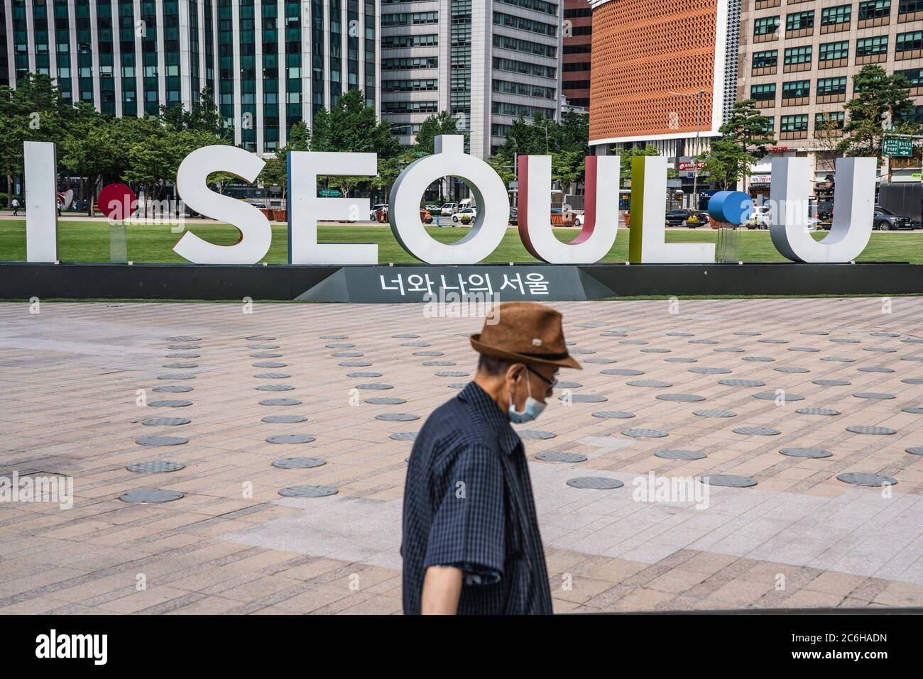 Seoul, Corea del Sud. 09 luglio 2020. Un uomo che indossa una maschera protettiva cammina di fronte al bordo 'i Seoul U' al municipio di Seoul.50 nuovi casi di coronavirus sono stati confermati dal Korea Centers for Disease Control (KCDC) il 9 luglio durante la seconda ondata del virus. Credit: SOPA Images Limited/Alamy Live News Foto Stock