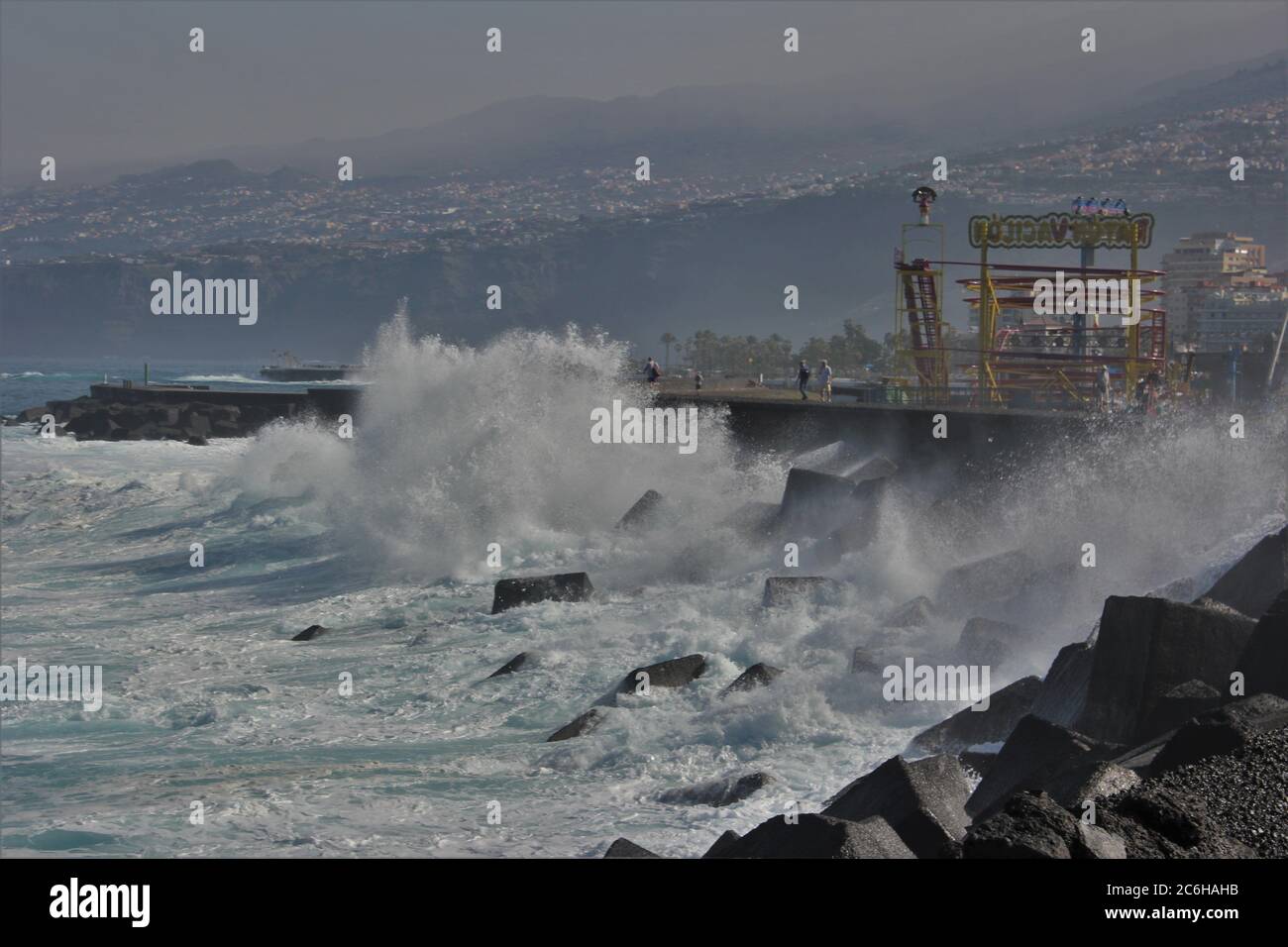Surf Roaring sul fronte Oceano di Puerto de la Cruz, Tenerife, Spagna Foto Stock
