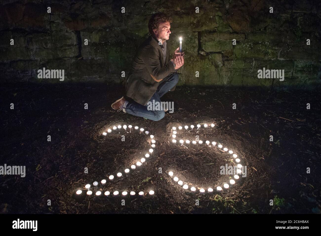 Samir Mehanovic, regista vincitore del premio BAFTA, giunto nel Regno Unito come immigrato dalla guerra bosniaca nel 1995 e ora vive a Edimburgo, accende le candele per commemorare il 25° anniversario del genocidio di Srebrenica. Foto Stock