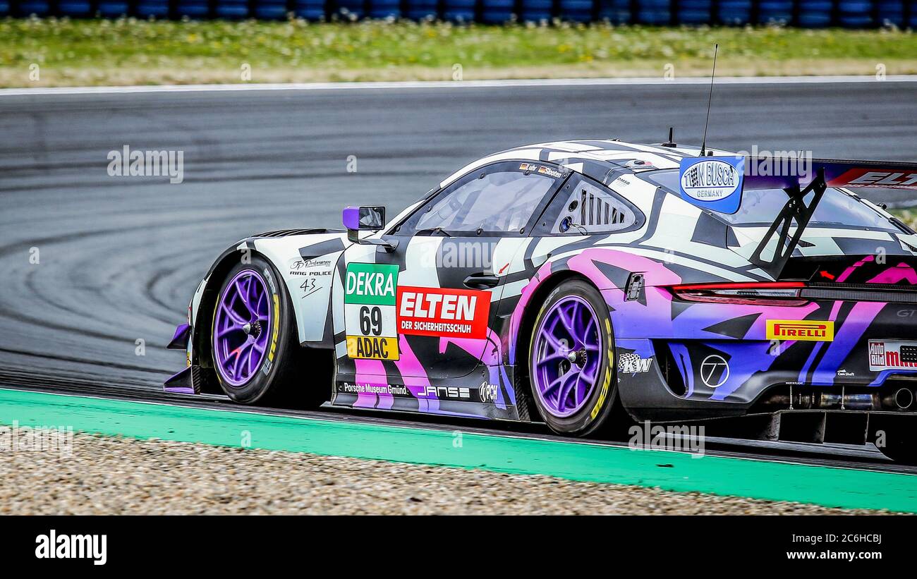 Oschersleben, Deutschland, 26 aprile 2019: Pilota Jan Erik Slooten guida una Porsche 911 GT3-R durante una gara di auto GT MASTERS alla Motorsport Arena Foto Stock