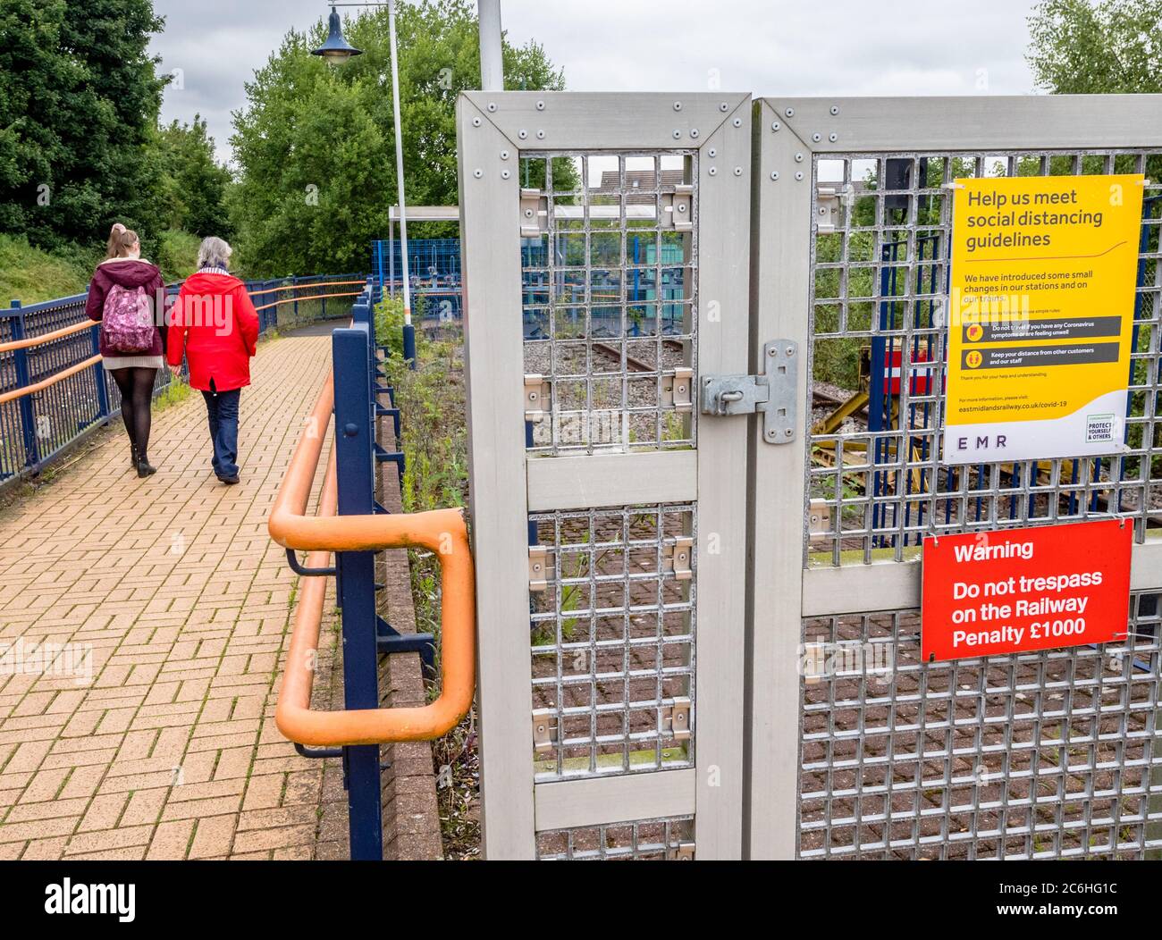 Franchising ferroviario East Midlands avviso di consulenza ferroviaria per quanto riguarda la gildine a distanza sociale per i passeggeri del treno durante la pandemia di covid19. Foto Stock