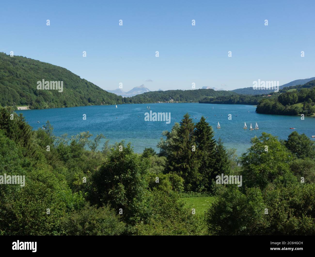 Splendida vista sul lago di Laffrey con tutte le possibilità di attività nautiche nel mezzo delle montagne Foto Stock