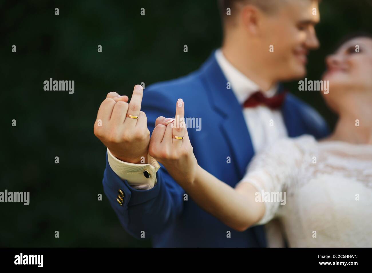 Mani di sposa e di sposo in anelli di nozze. Le coppie mostrano i loro anelli Foto Stock