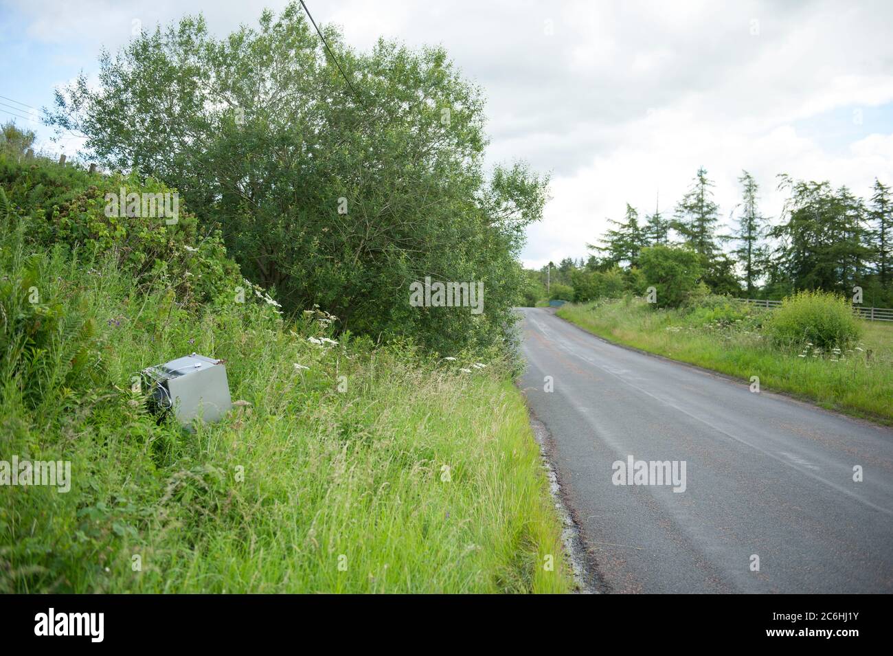 LARKHALL, Scozia, Regno Unito. 10 luglio 2020. Nella foto: Rifiuti scartati illegalmente sul lato di una strada tranquilla. Il fly-tipping costa ai consigli britannici milioni di euro all'anno per smaltire correttamente. Durante il blocco del coronavirus (COVID19), i centri di smaltimento dei rifiuti gestiti dal consiglio hanno chiuso lasciando le persone a rifornire i loro rifiuti che non potevano già essere deposti nelle collezioni di bidoni. Altre persone hanno fatto ricorso a discariche nella parte del paese. Credit: Colin Fisher/Alamy Live News Foto Stock