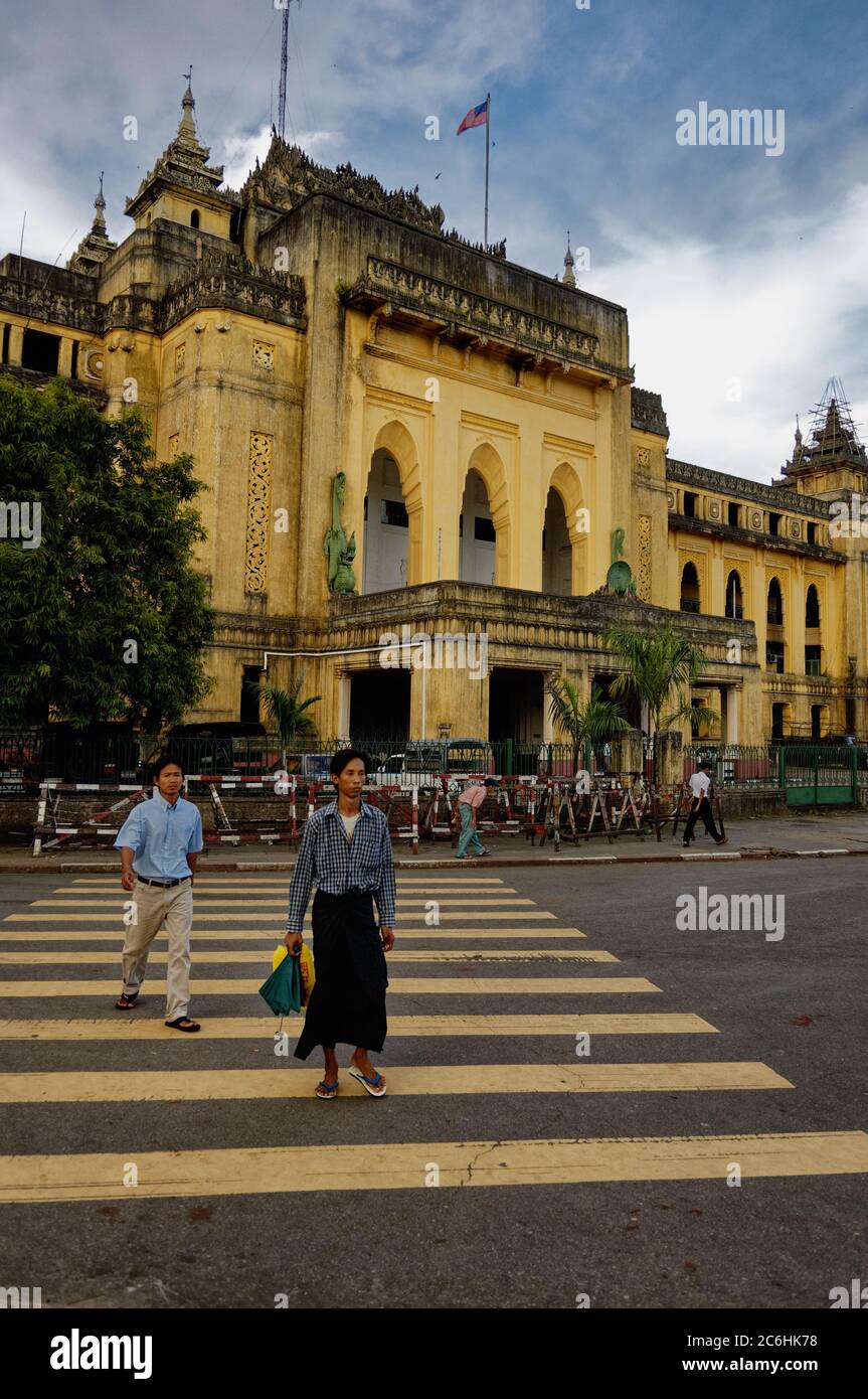 Attraversamento pedonale a Yangon, Myanmar Foto Stock