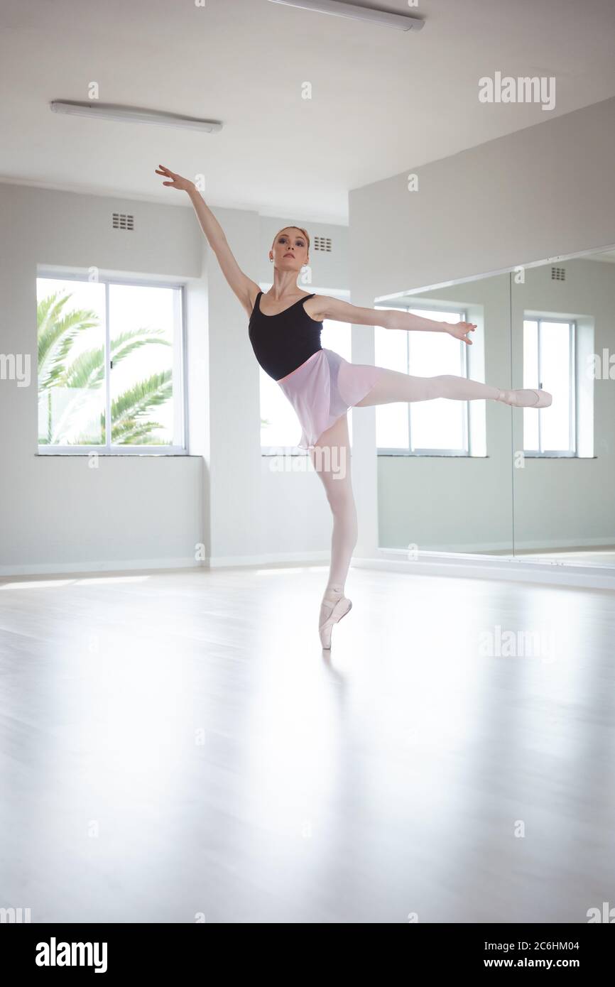 Ballerina femminile che pratica la danza in classe di balletto Foto Stock