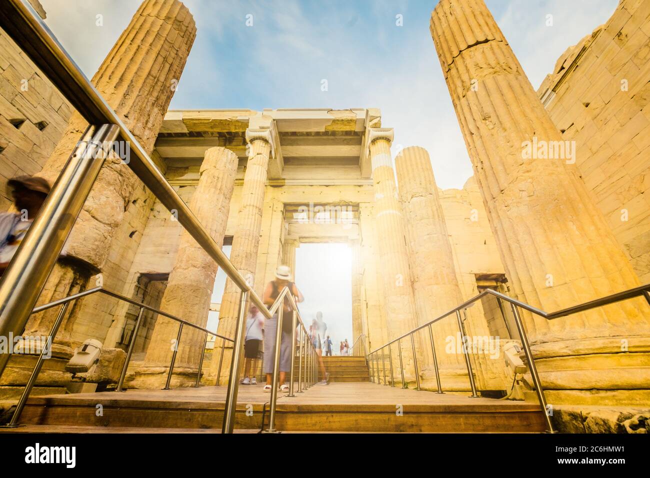 I turisti passano attraverso l'ingresso monumentale Propylaea al tempio del Partenone ad Atene, Grecia Foto Stock