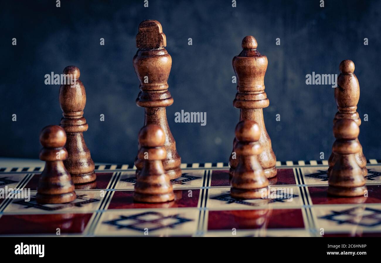Classici personaggi scacchi in legno con riflesso a bordo davanti Foto Stock