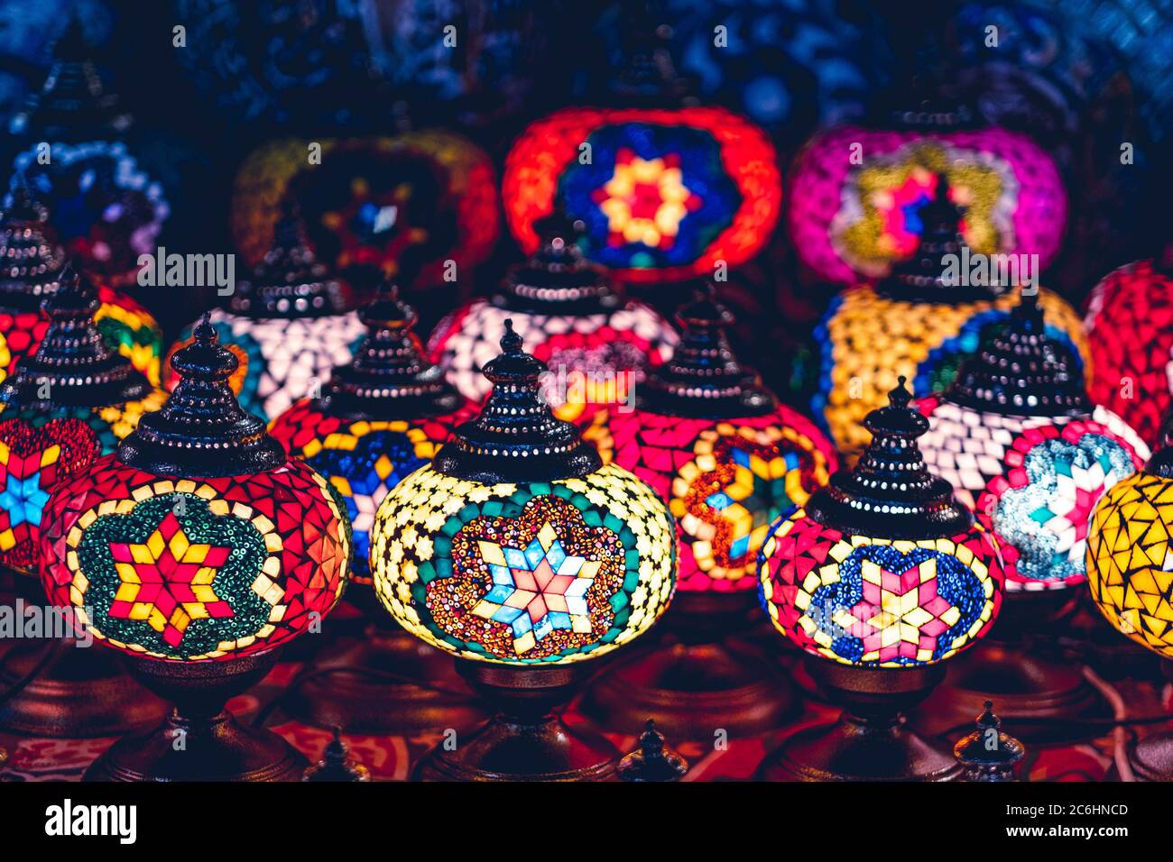 Bella luce soffusa di lampade arabe nel mercato di strada Foto Stock