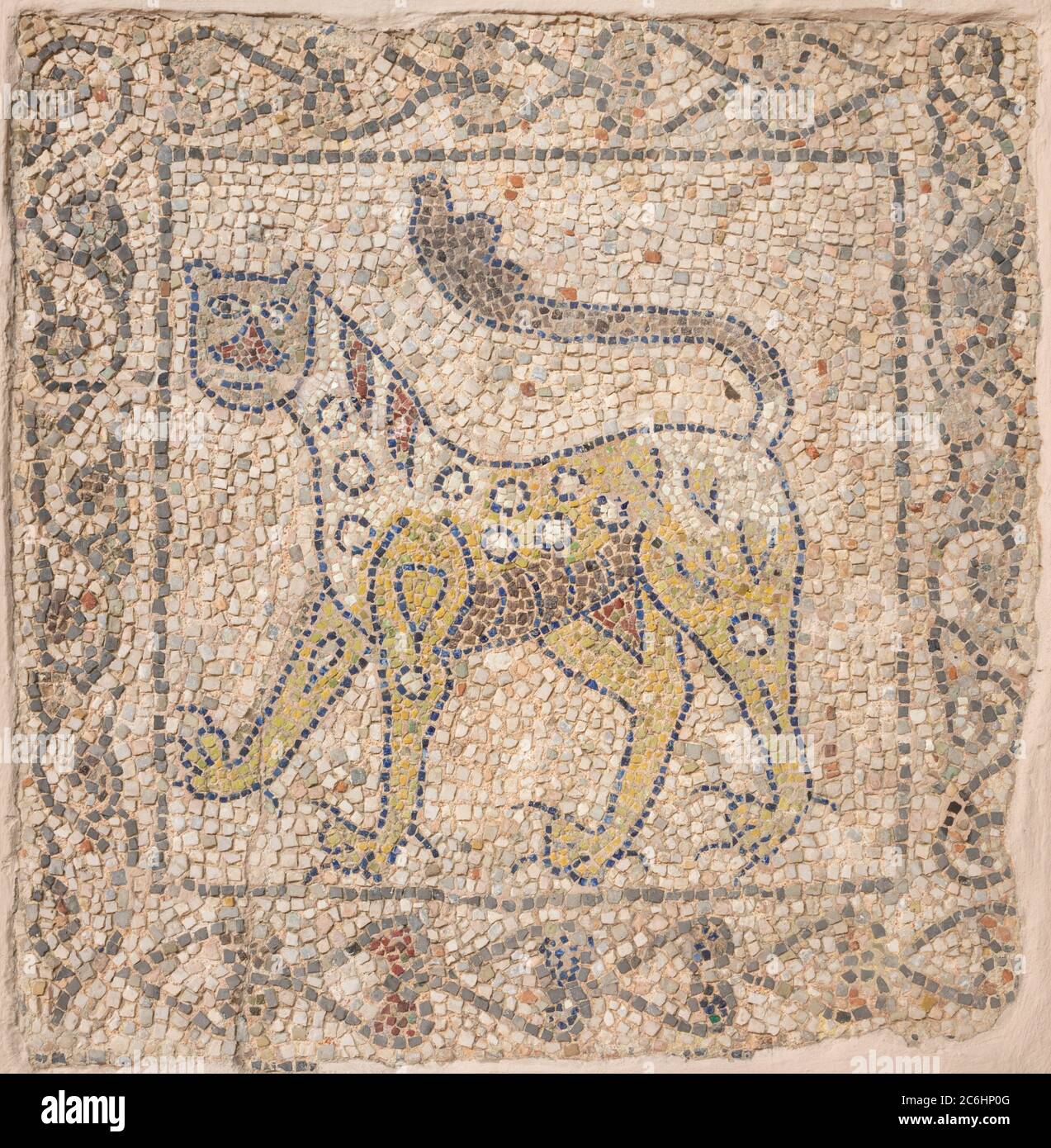 RAVENNA, ITALIA - 29 GENNAIO 2020: Dettaglio (leopardo) della pavimentazione in mosaico paleocristiana di costruzione più antica nella Chiesa di San Giovanni Evangeliza. Foto Stock