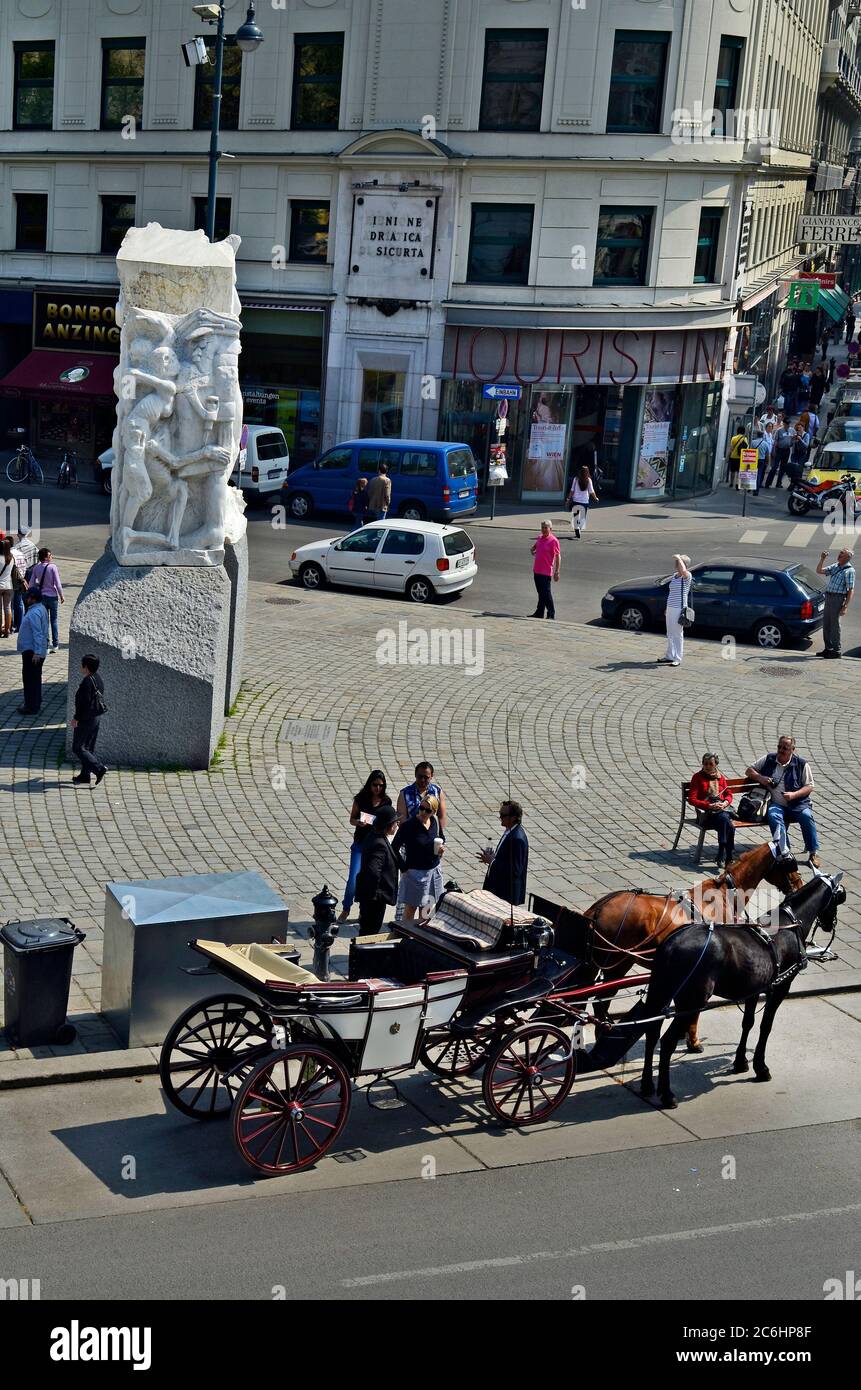 Vienna, Austria - 24 aprile 2011: Folla di persone davanti al memoriale contro la guerra e il fascismo è opera dello scultore austriaco Alfred Hrdlic Foto Stock