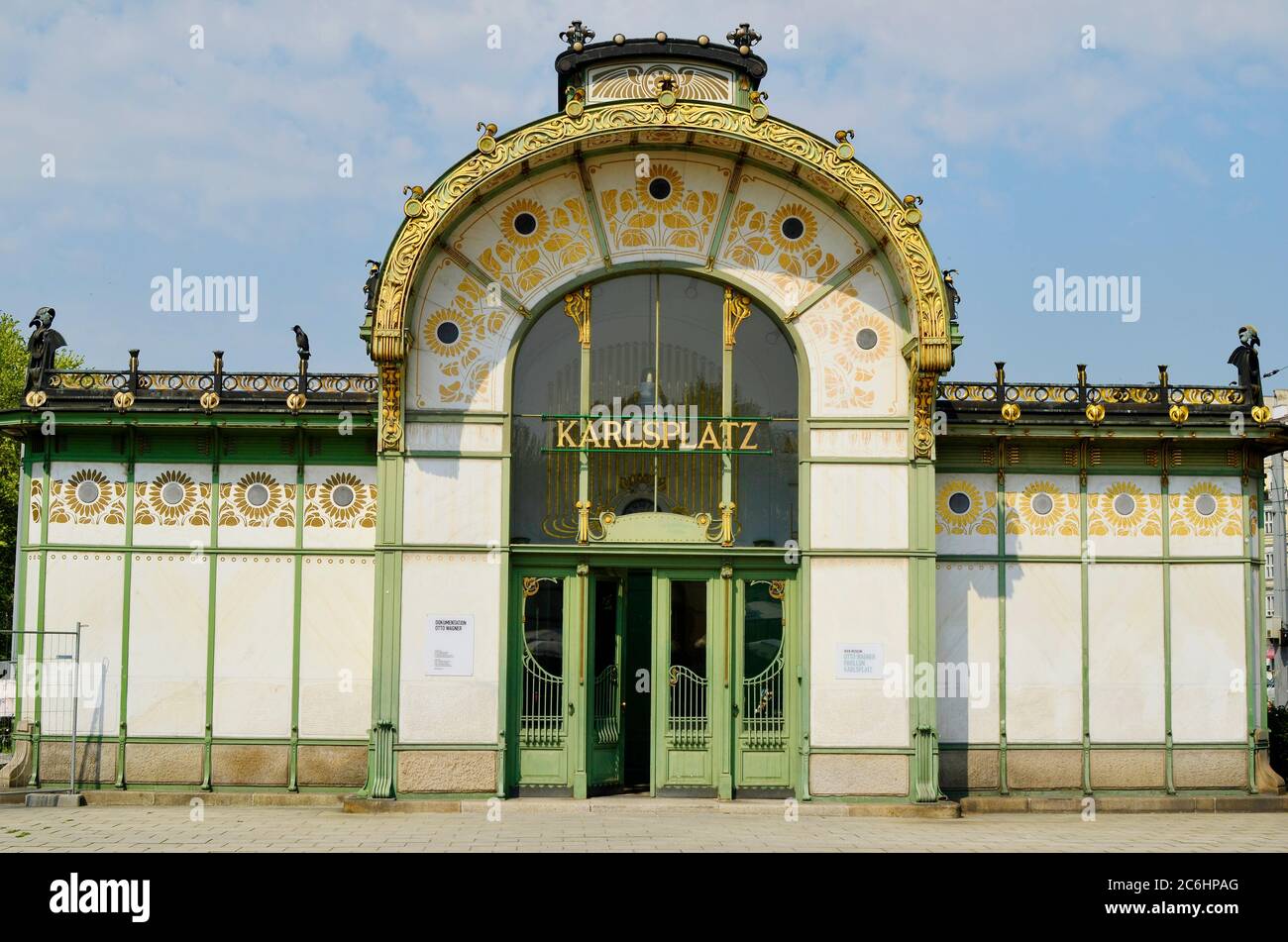 Vienna, Austria - 24 aprile 2011: Stazione ferroviaria di Karlsplatz costruita in stile art nouveau e progettata dall'architetto otto Wagner Foto Stock