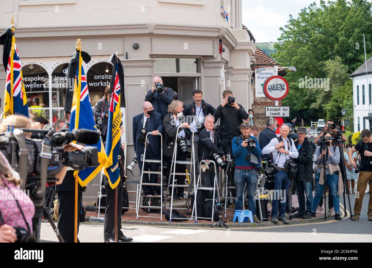 Ditchling Sussex UK 10 luglio 2020 - membri dei media e fotografi a Ditchling come la processione funeraria di Dame vera Lynn passa da oggi . La cantante Dame vera Lynn, conosciuta come le forze Sweetheart, morì all'età di 103 anni il 18 giugno : Credit Simon Dack / Alamy Live News Foto Stock