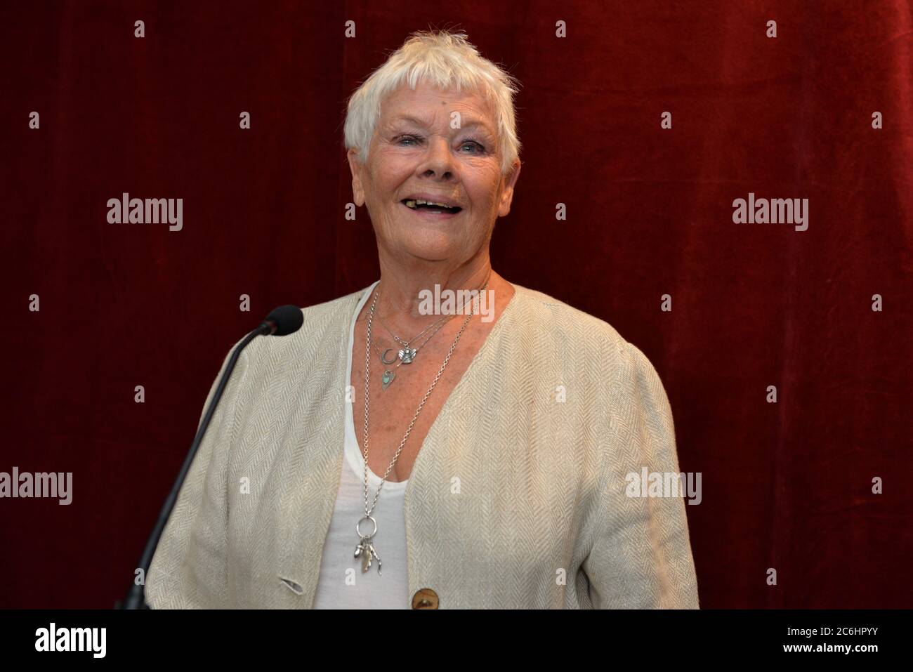 Dame Judi Dench alla riapertura dell'Ashcroft Playhouse, Fairfield Halls, Croydon il 16 settembre 2019 Foto Stock