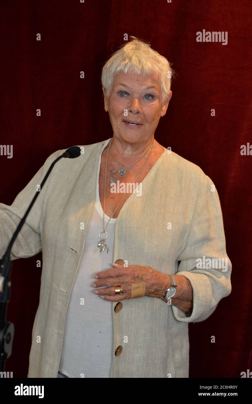 Dame Judi Dench alla riapertura dell'Ashcroft Playhouse, Fairfield Halls, Croydon il 16 settembre 2019 Foto Stock