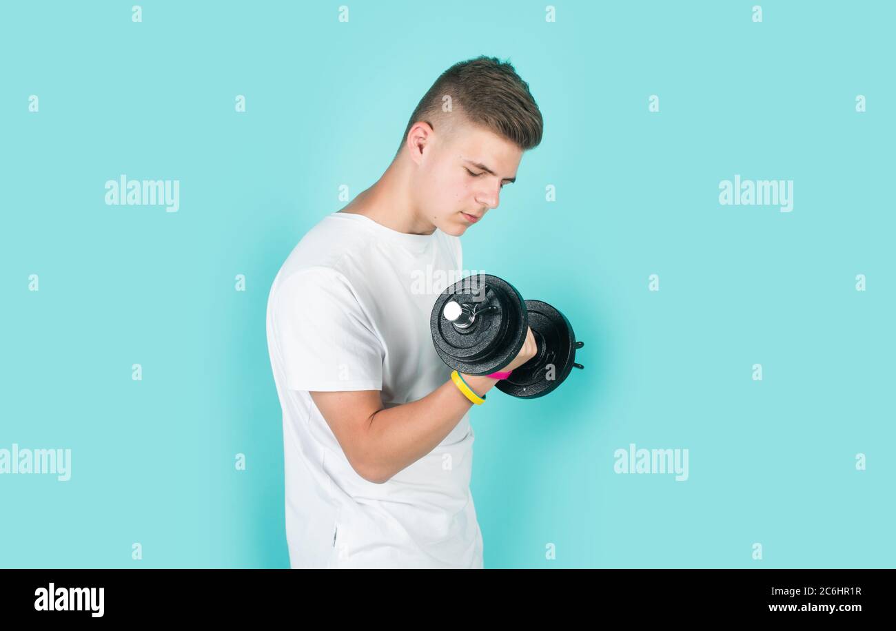 allenamento per ragazzi con barbells. sport e fitness. manichetta per ragazzi. negozio di abbigliamento sportivo e attrezzature. stile di vita sano. dieta per atletica. allenamento per uomini forti in palestra. Foto Stock