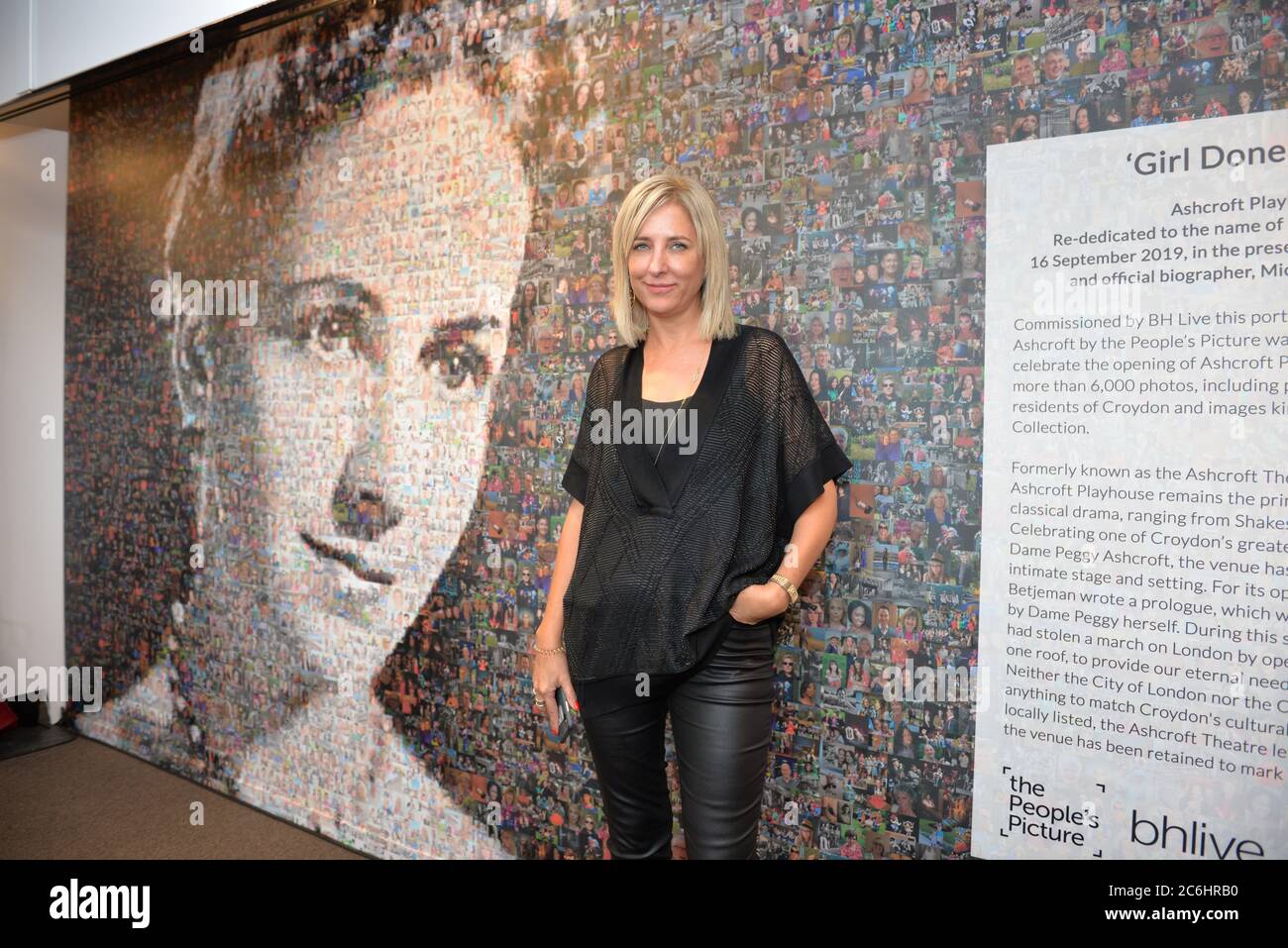 Helen Marshall, creatore del murale di 6,000 foto di residenti di croydon alla riapertura della Ashcroft Playhouse, Fairfield Halls, Croydon ON Foto Stock