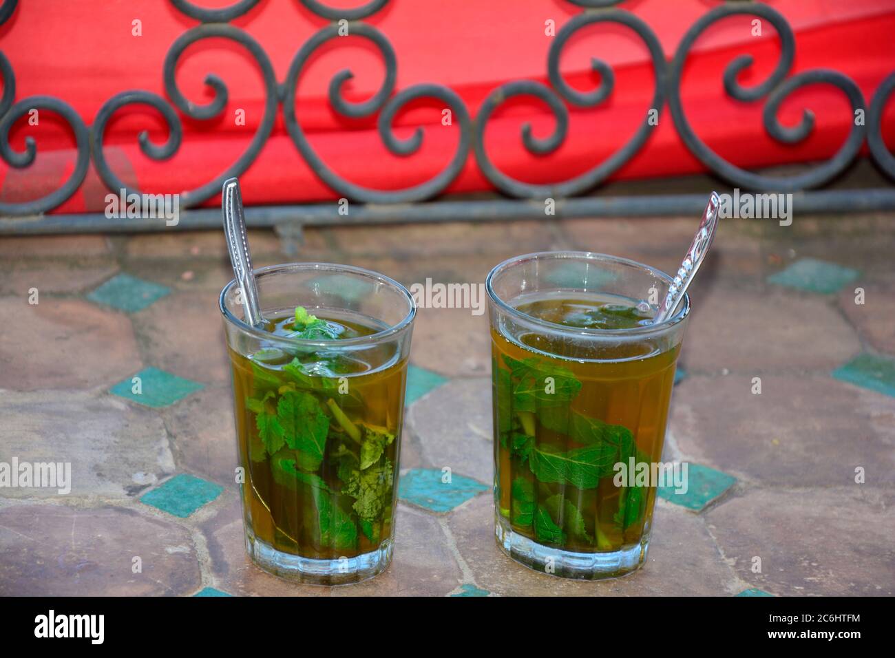 Bevanda tipica in Marocco - tè alla menta piperita Foto Stock