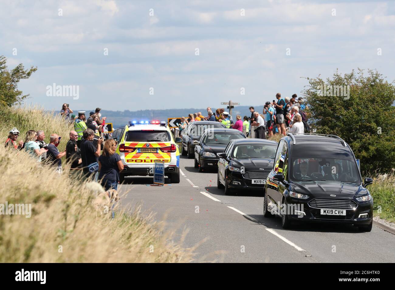 Ditchling, Regno Unito. 10 luglio 2020. La folla si è svolta a guardare mentre il corteo che carrano il corpo di Dame vera Lynn raggiunge la cima del girofaro di Ditchling sulle Downs del sud. Le forze ‘Sweetheart' morì a giugno di 103 anni. Credit: James Boardman/Alamy Live News Foto Stock