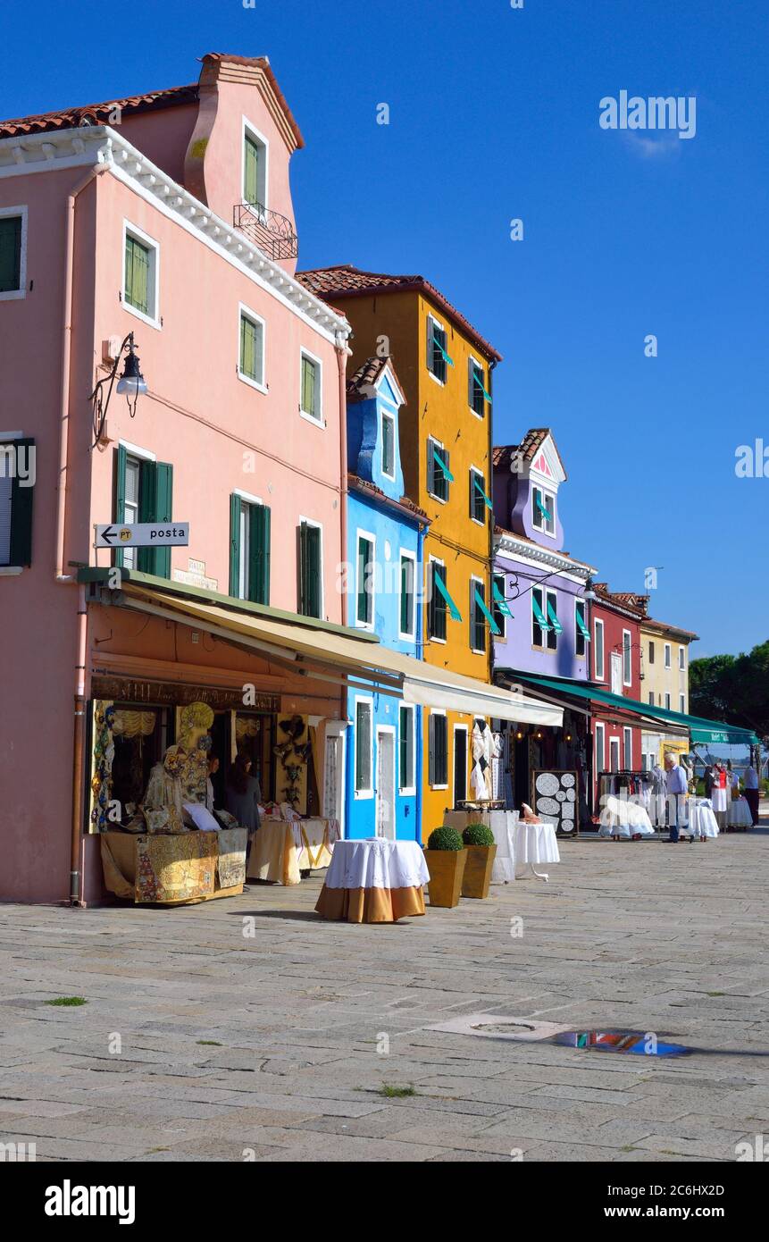 BURANO, ITALIA - 23 SETTEMBRE 2014: Piazza Baldassare Galuppi, nome del Buranello sulla famosa isola di Burano, Venezia. Venezia e la laguna veneta sono Foto Stock