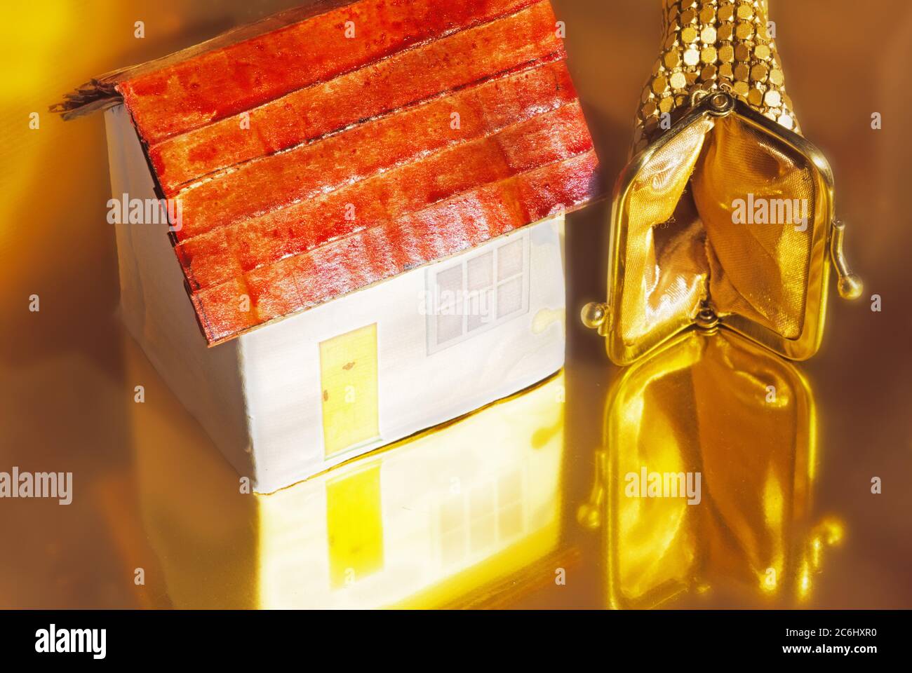 Immagine di concetto finanziario. Costo di Covid 19 a economy e risparmio. Casa giocattolo. Borsetta vuota. Idea carenza di denaro, costi di virus per gli individui. Foto Stock