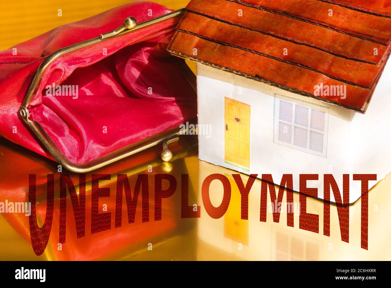 Immagine di concetto finanziario. Costo di Covid 19 a economy e risparmio. Casa giocattolo. Borsetta vuota. Idea carenza di denaro, costi di virus per gli individui. Foto Stock