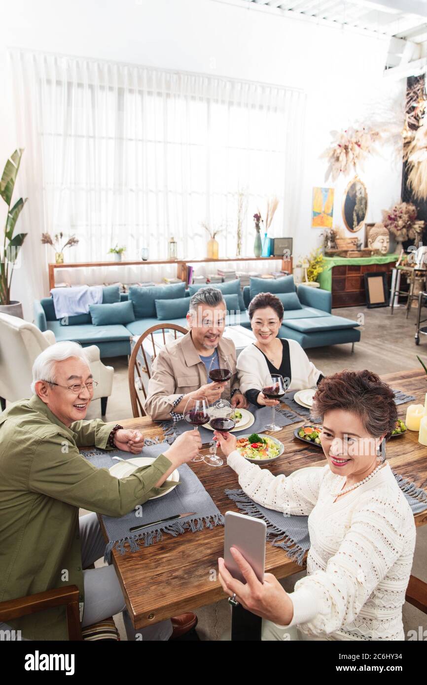 Cena in persone anziane con telefoni cellulari Foto Stock