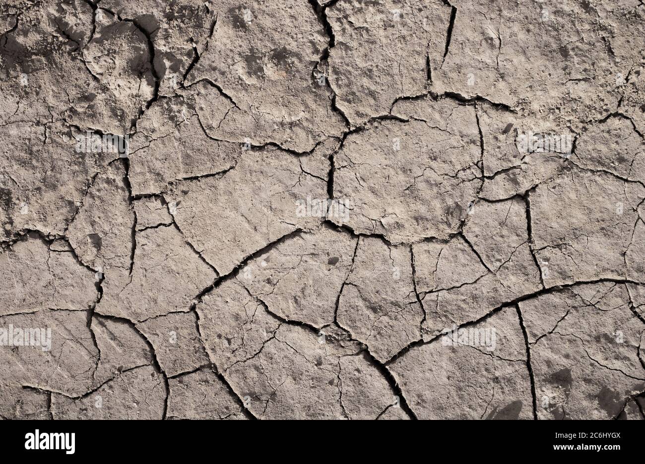 Secchezza di terra asciutta. Problema ambientale di aridità e siccità che porta a desertificazione negativa. Il suolo è incrinato e bruciato Foto Stock